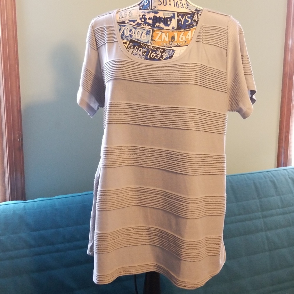 LuLaRoe Classic Tee Large with ribbing detail NWOT